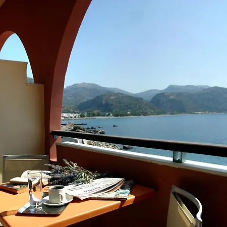 On The Rocks Hotel 2*