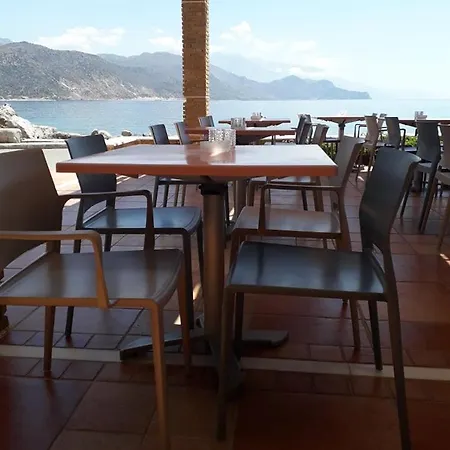 On The Rocks Hotel